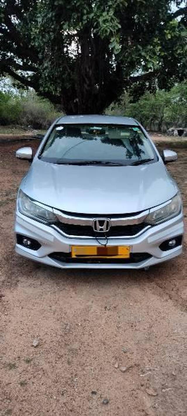 https://images10.gaadi.com/usedcar_image/4344290/original/processed_f5d2d402-248c-4a5b-8408-daa3cf439893.jpg?imwidth=6400