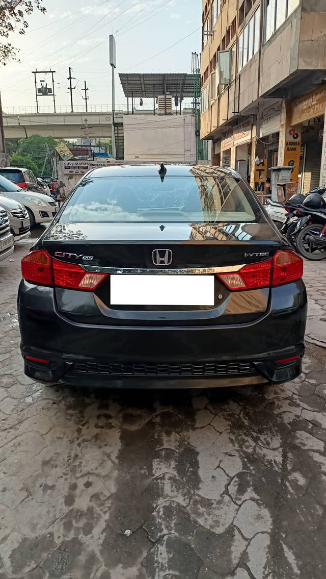 https://images10.gaadi.com/usedcar_image/4344308/original/processed_f16d8cd5ff9b0396eb0e65307c7941c8.jpg?imwidth=6402