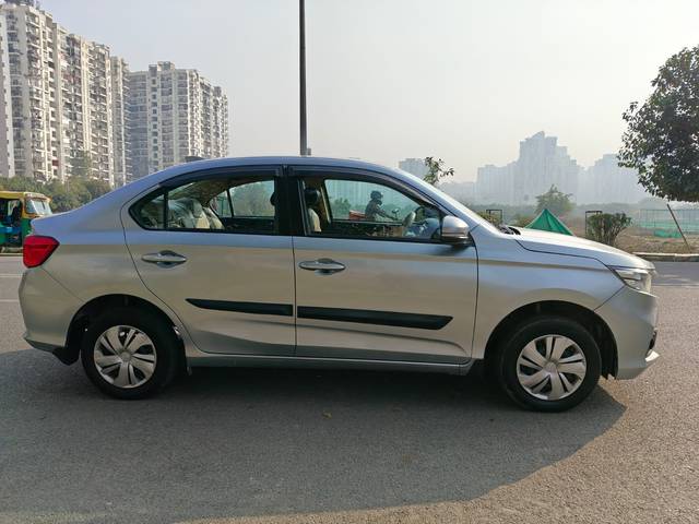 https://images10.gaadi.com/usedcar_image/4344604/original/4a2f35f4655acbf18bc402f0a424a4b0.jpg?imwidth=6401