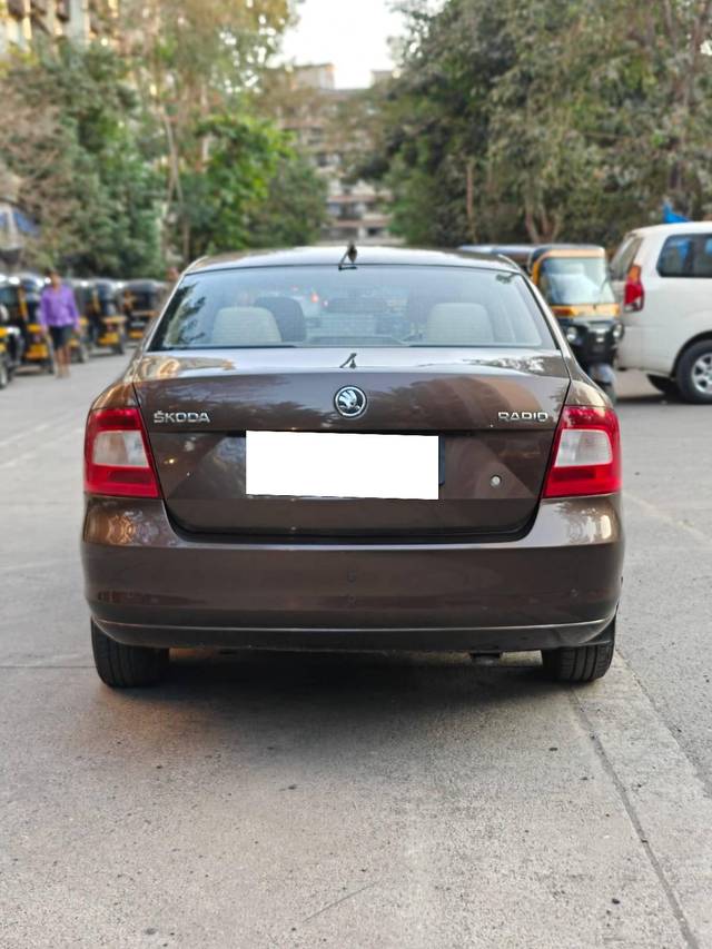 https://images10.gaadi.com/usedcar_image/4344729/original/processed_e547cd3d4c2d72cd5f9703522c381d18.jpg?imwidth=6402