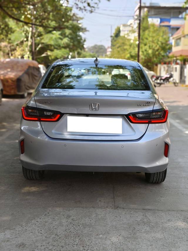 https://images10.gaadi.com/usedcar_image/4344978/original/processed_f1bdfdee7861d510b48258e71c3fb835.jpg?imwidth=6401