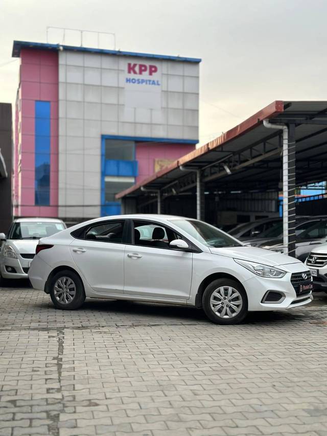 https://images10.gaadi.com/usedcar_image/4345124/original/processed_8dd9e07acd6048196a6940fbc8ba251b.jpg?imwidth=6401