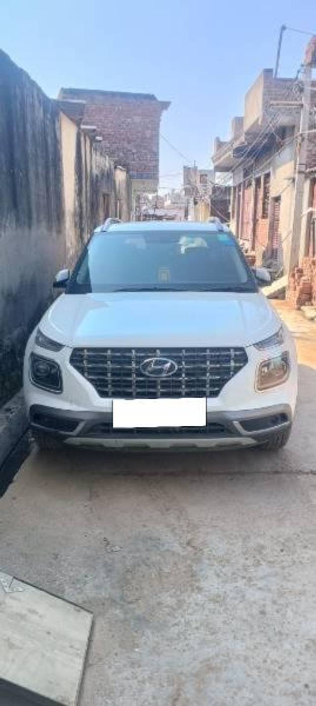 https://images10.gaadi.com/usedcar_image/4345165/original/processed_c99bde04-b433-4ecf-82c6-1ca5847310d7.jpg?imwidth=6400