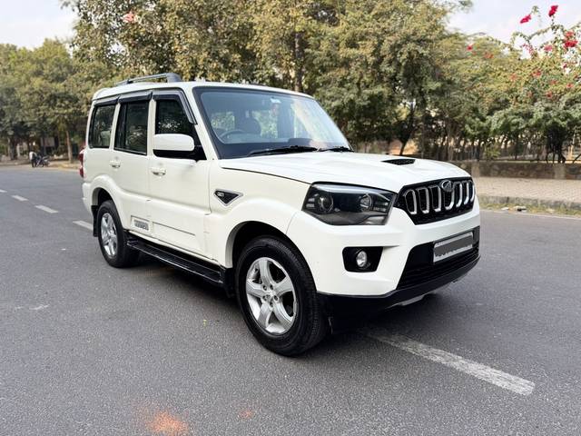 https://images10.gaadi.com/usedcar_image/4345250/original/e0e28048c462b79721fbc60ce823f061.jpg?imwidth=6400