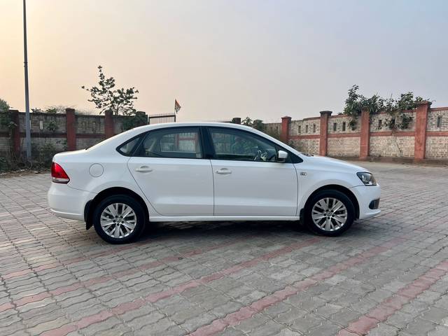 https://images10.gaadi.com/usedcar_image/4345374/original/1370fb11a83a91435196c6f562454da2.jpg?imwidth=6401