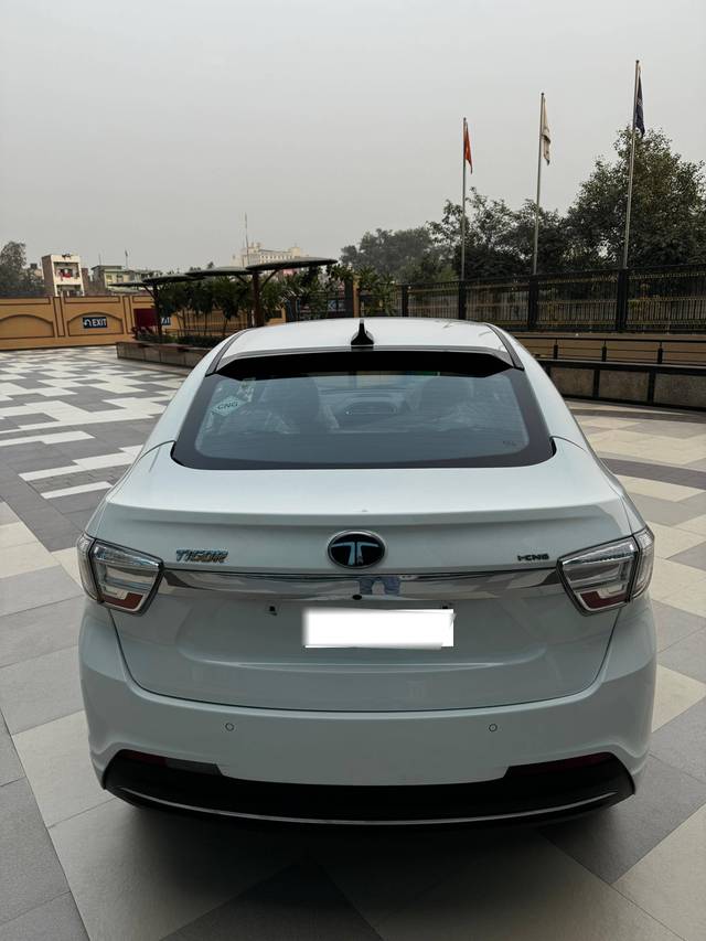 https://images10.gaadi.com/usedcar_image/4345450/original/processed_processed_7b1faf7020f8da3fd3a65fc791c07fbb.jpg?imwidth=6401