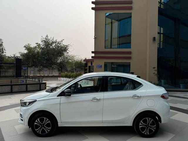 https://images10.gaadi.com/usedcar_image/4345450/original/processed_processed_d3c06210e03f50f0a190bfdb603c2e83.jpg?imwidth=6402