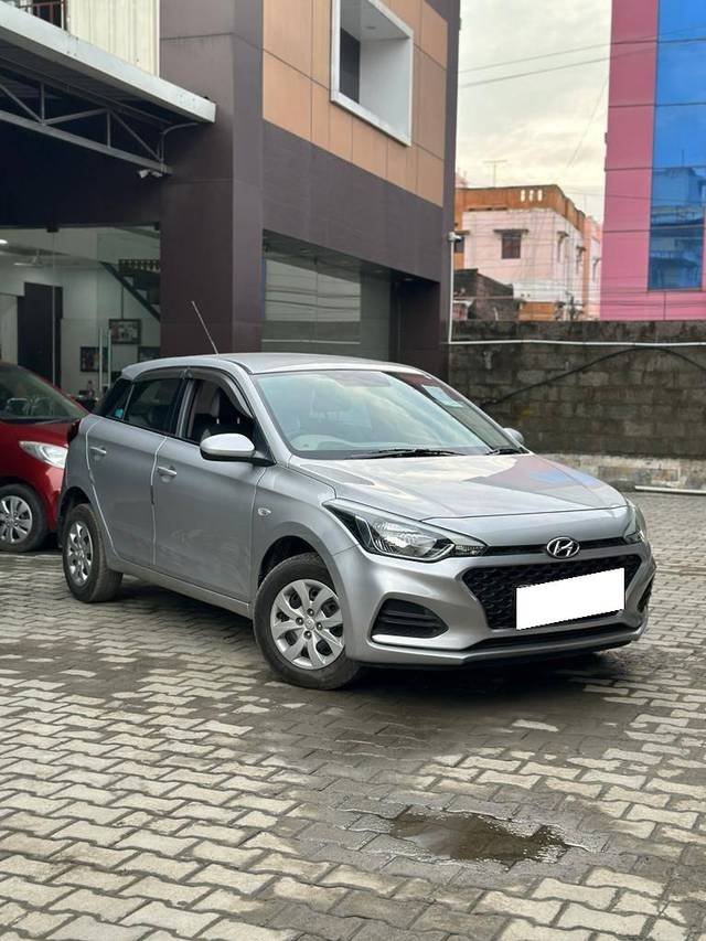 https://images10.gaadi.com/usedcar_image/4345464/original/processed_cc08ac1cc4b3a2be6b5858156b65f679.jpg?imwidth=6400