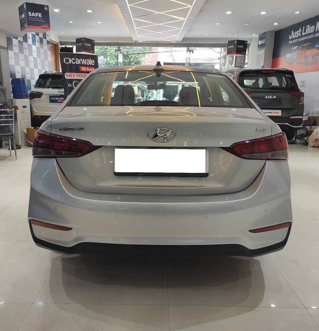 https://images10.gaadi.com/usedcar_image/4345524/original/processed_d491e2cda390b41700fe8a5ee07cc365.jpg?imwidth=6401