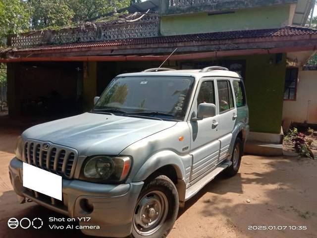 https://images10.gaadi.com/usedcar_image/4345693/original/processed_3937e7c5-5a28-42f3-948c-fb5c4e08203d.jpg?imwidth=6402