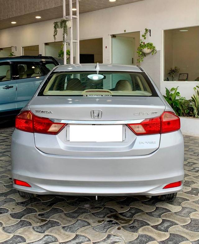 https://images10.gaadi.com/usedcar_image/4345865/original/processed_7682920976b7a43011f1fa28453386e5.jpg?imwidth=6402