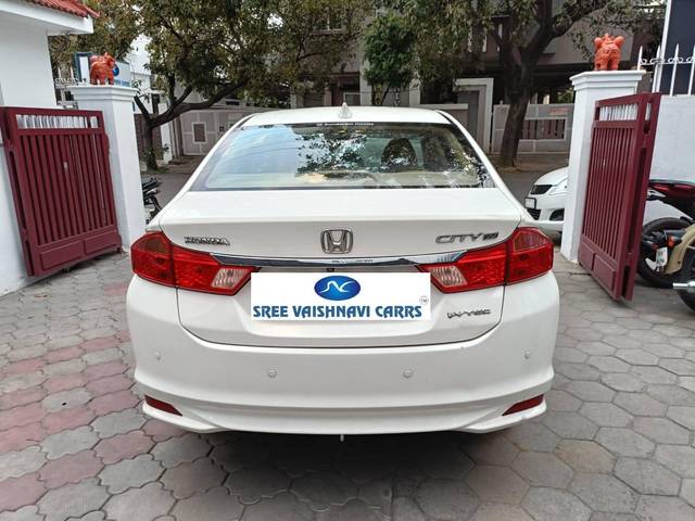 https://images10.gaadi.com/usedcar_image/4346013/original/processed_40889e84d4679976b2ddb8af8f67dd89.jpeg?imwidth=6401