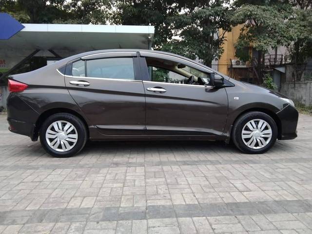 https://images10.gaadi.com/usedcar_image/4346234/original/processed_f76432cf7fef5849dc2d8a37bfee1f3e.jpg?imwidth=6401