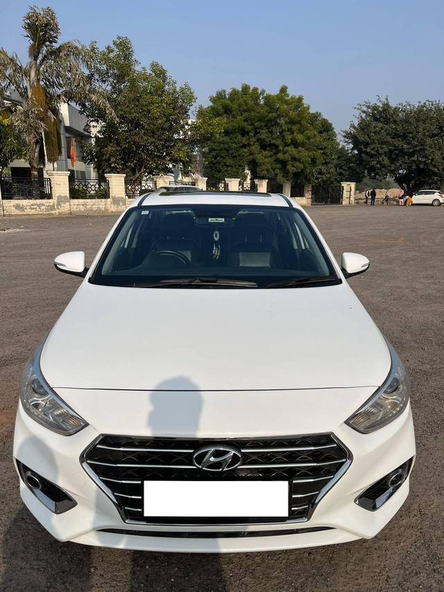 https://images10.gaadi.com/usedcar_image/4346245/original/processed_82ee765952d4db28ac0284ad29afe2d8.jpg?imwidth=6400