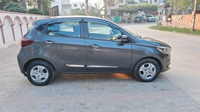 https://images10.gaadi.com/usedcar_image/4346303/original/processed_bc5eea21c8f11c2be52efa75da000769.jpg?imwidth=6401