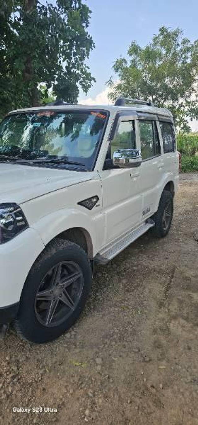 https://images10.gaadi.com/usedcar_image/4346478/original/processed_1f5bd445-7968-4461-8263-f1061a430ead.jpg?imwidth=6400