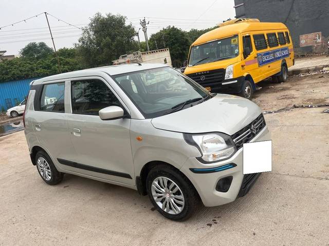 https://images10.gaadi.com/usedcar_image/4347425/original/processed_01ad2d7c8ee0018955c31043e169365e.jpg?imwidth=6400