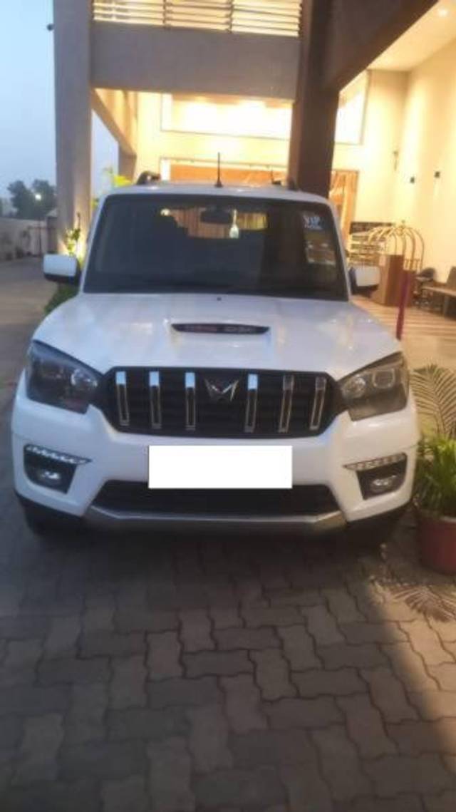 https://images10.gaadi.com/usedcar_image/4347465/original/processed_cd6d3239-c2ed-44ca-a59e-6aba8e9c1e91.jpg?imwidth=6400