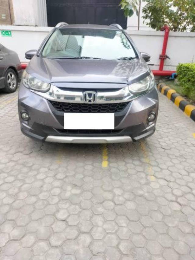 https://images10.gaadi.com/usedcar_image/4347665/original/processed_e983b784-cb1e-49e0-bbef-d2cc80a038b6.jpg?imwidth=6401