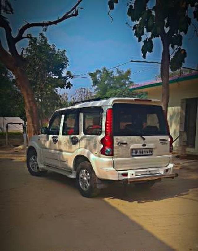 https://images10.gaadi.com/usedcar_image/4347728/original/processed_56f24b91-fd3a-4407-9948-7ca7198ba4dd.jpg?imwidth=6400