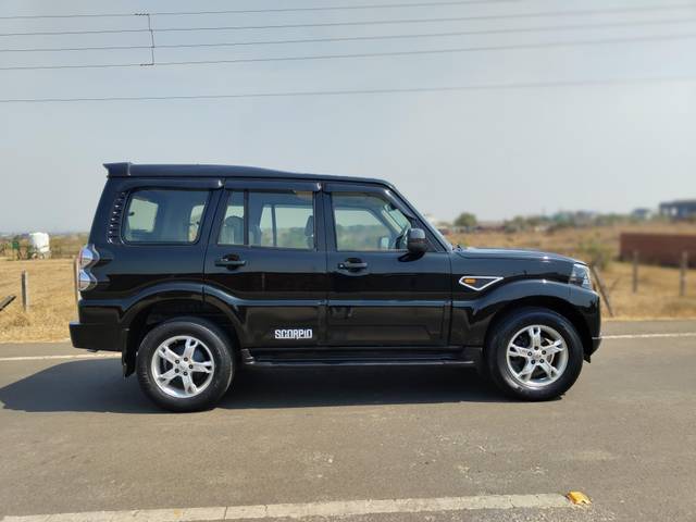 https://images10.gaadi.com/usedcar_image/4347779/original/processed_ab1aa670677d944a33fca464bf82d1d7.jpg?imwidth=6401