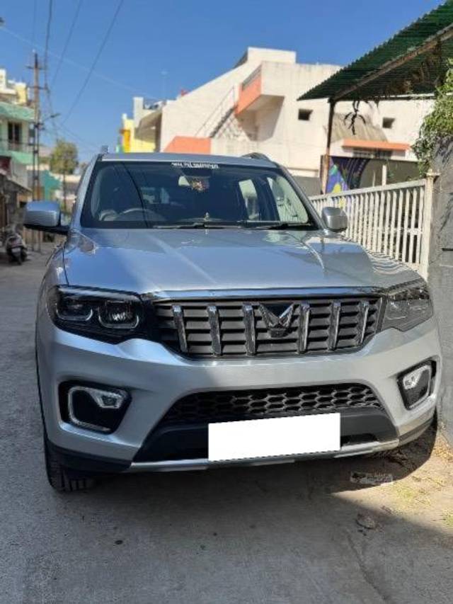 https://images10.gaadi.com/usedcar_image/4347849/original/processed_58a13db4-4d88-46fa-a3f0-b0e5257b7793.jpeg?imwidth=6402