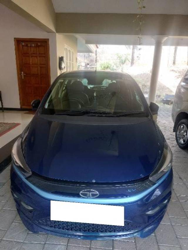 https://images10.gaadi.com/usedcar_image/4347951/original/processed_14c0025c-a2b1-4a8f-9528-c18547da7f5c.jpg?imwidth=6400