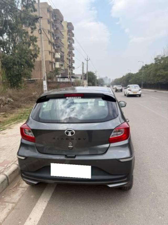 https://images10.gaadi.com/usedcar_image/4347966/original/processed_4a06a9d2-92ce-4e29-9abc-ea13c0ba3db7.jpeg?imwidth=6401