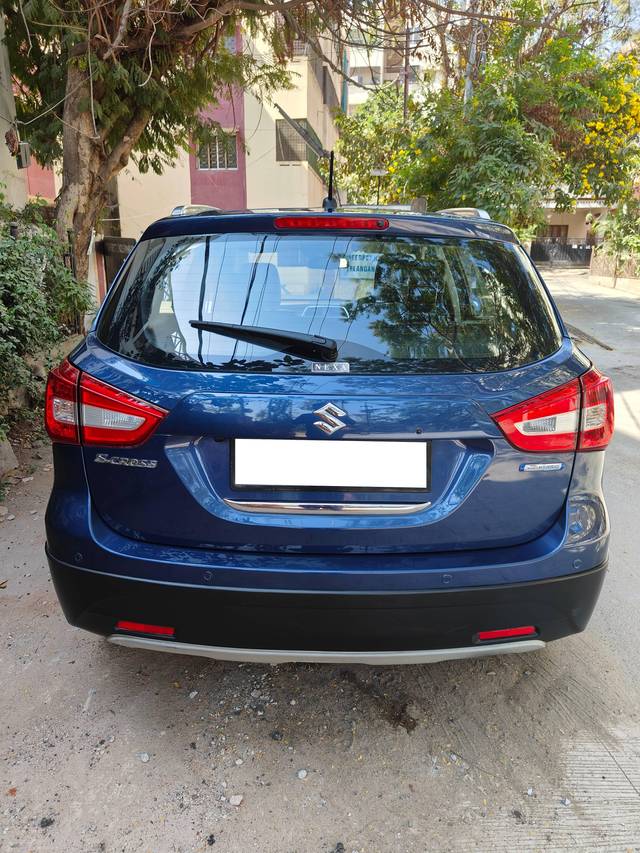 https://images10.gaadi.com/usedcar_image/4348113/original/processed_124e2f8fd42582a90a237f913f36cee8.jpg?imwidth=6402