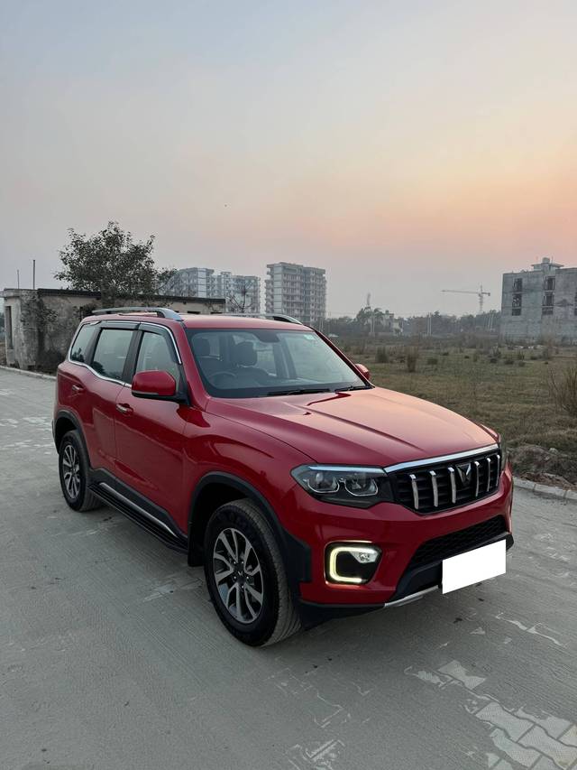 https://images10.gaadi.com/usedcar_image/4348645/original/processed_95fb990e72d71a79f06f84f9d2ba9750.jpg?imwidth=6400