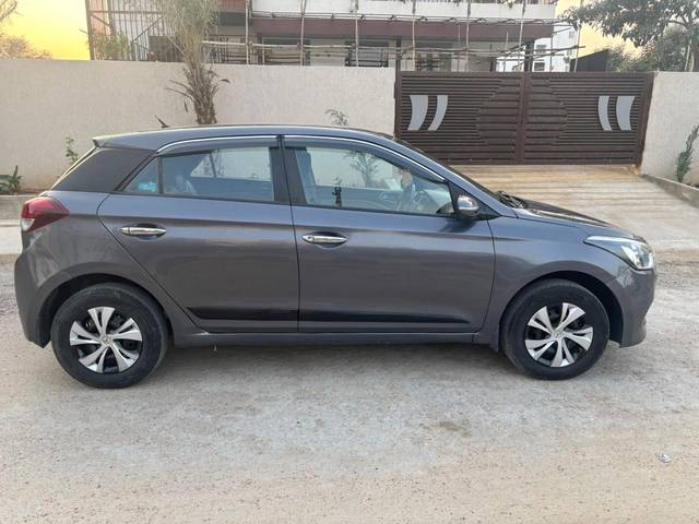 https://images10.gaadi.com/usedcar_image/4348815/original/5a3f93ca6b6627a6ae12ed96ae7a86f6.jpg?imwidth=6401