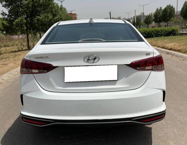 https://images10.gaadi.com/usedcar_image/4349007/original/processed_806e978c9c0059e9e86fdd86c1f92639.jpg?imwidth=6402