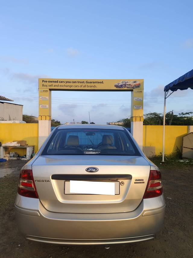 https://images10.gaadi.com/usedcar_image/4349036/original/processed_441fe43f3df1da5d54714fb5f9fff0e1.jpg?imwidth=6402