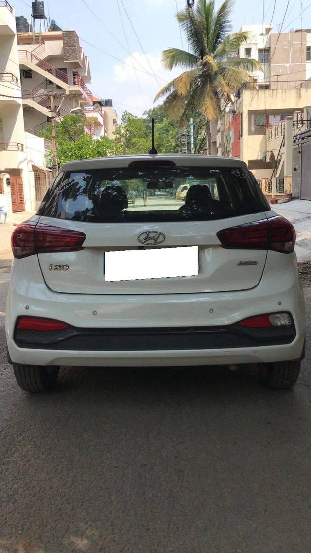 https://images10.gaadi.com/usedcar_image/4349173/original/processed_05401c5b3c7a9970253801a148e86315.jpg?imwidth=6402