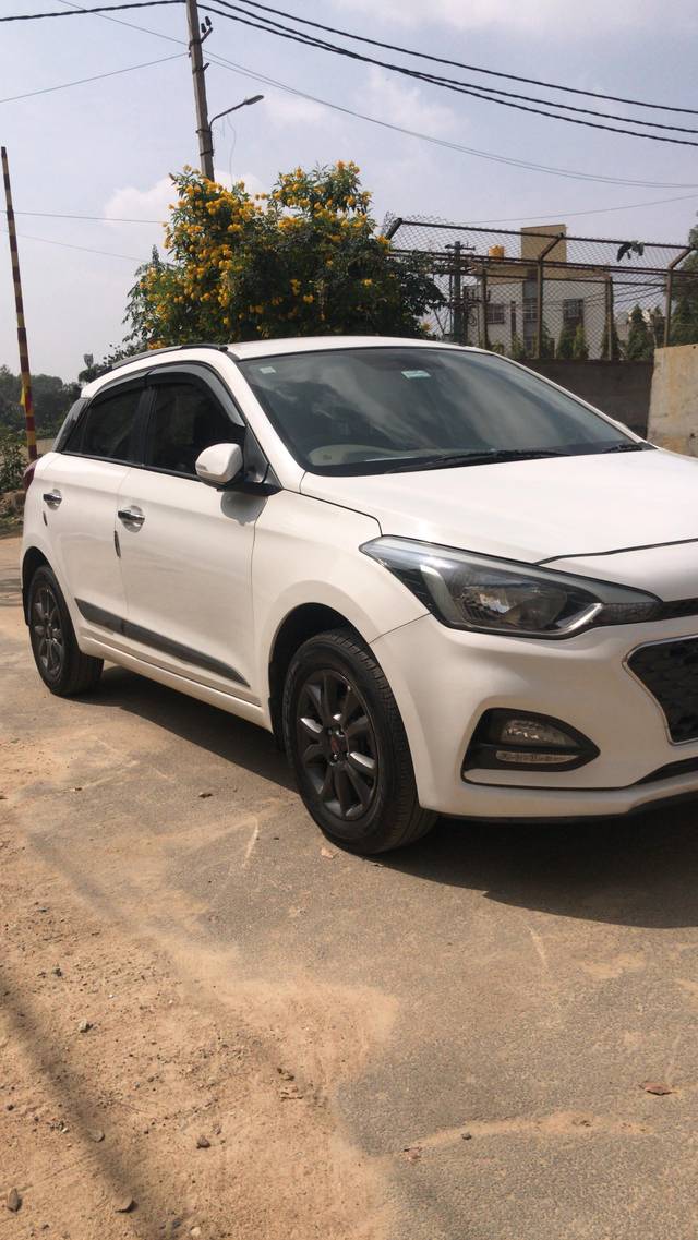 https://images10.gaadi.com/usedcar_image/4349184/original/5380dd1a14e860c563bf535df153981d.jpg?imwidth=6400