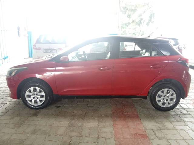 https://images10.gaadi.com/usedcar_image/4349212/original/processed_0380709af3389e2e0a84b90af9c8b0f1.jpg?imwidth=6402