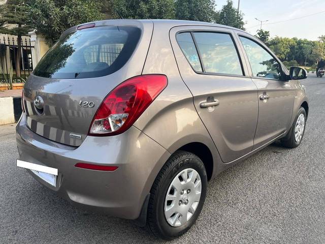 https://images10.gaadi.com/usedcar_image/4349372/original/processed_269eca8c35fa254e93d36089f144e9eb.jpg?imwidth=6402