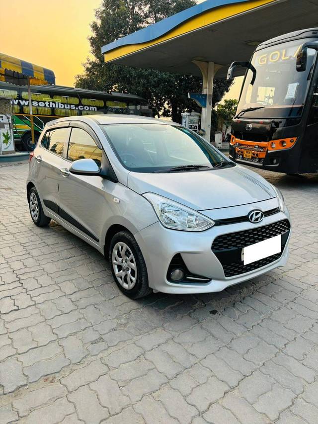 https://images10.gaadi.com/usedcar_image/4349659/original/processed_fb8145f67f2cf140634950c0c3fb0f2c.jpg?imwidth=6400