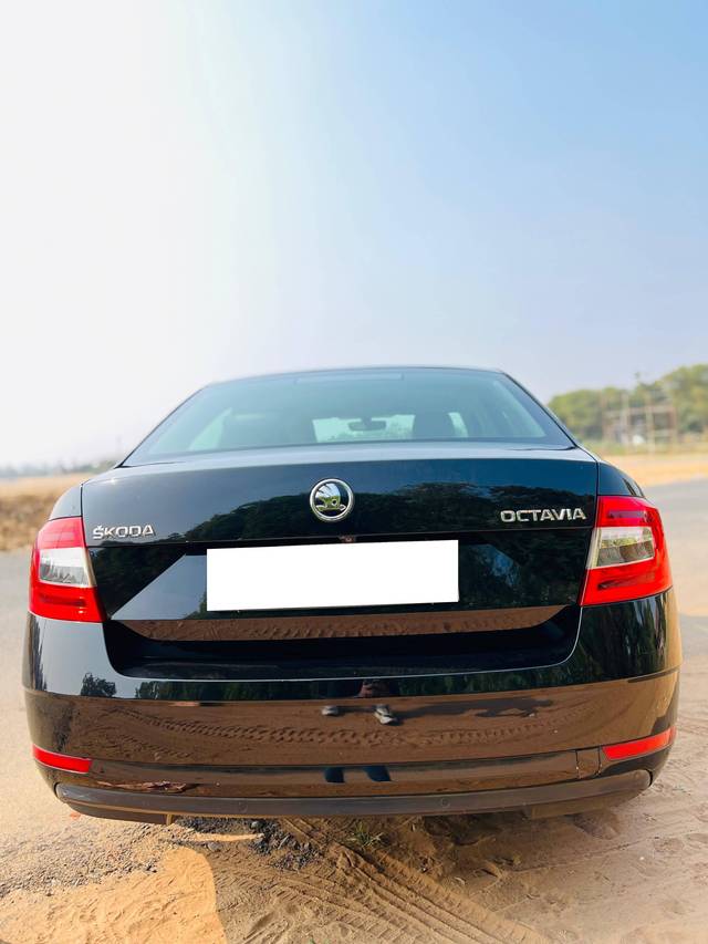 https://images10.gaadi.com/usedcar_image/4349672/original/processed_aecf0fe1585e00766a365474e903dd7e.jpeg?imwidth=6401