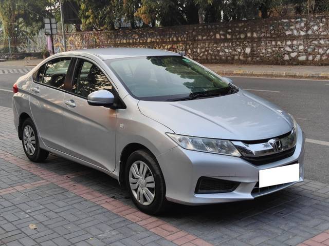 https://images10.gaadi.com/usedcar_image/4349754/original/processed_c44319f4b37bfedf966ef65206938041.jpg?imwidth=6400