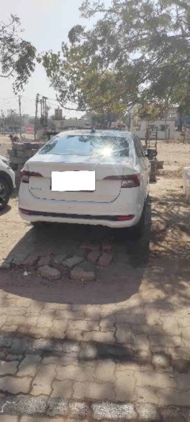 https://images10.gaadi.com/usedcar_image/4350076/original/processed_78ada36d-7369-4c2a-9593-bab561925d14.jpg?imwidth=6401