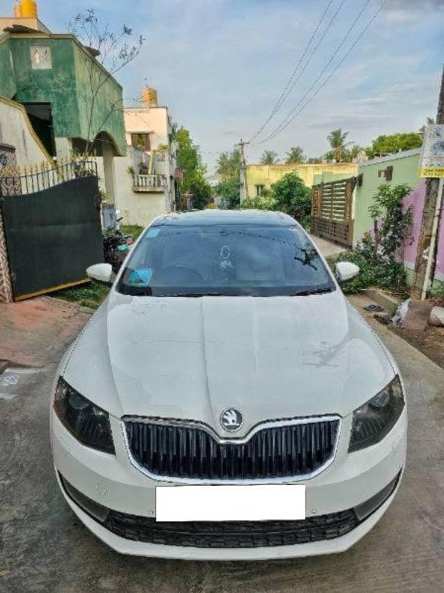 https://images10.gaadi.com/usedcar_image/4350217/original/processed_7fa4e928-b215-43c4-b9f7-9b97b7165ae7.jpg?imwidth=6400