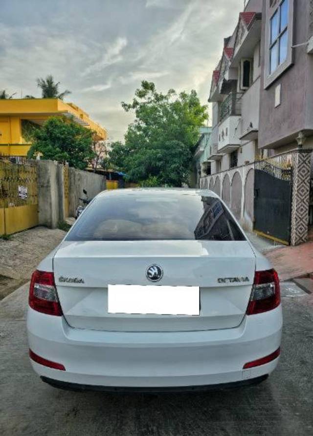 https://images10.gaadi.com/usedcar_image/4350217/original/processed_ab91dd21-e2bc-4617-bbe7-c6069d002d62.jpg?imwidth=6402