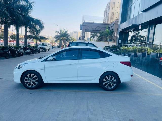 https://images10.gaadi.com/usedcar_image/4350397/original/processed_f33eee53a3d856ceb8935bcfeb2f334e.jpg?imwidth=6402