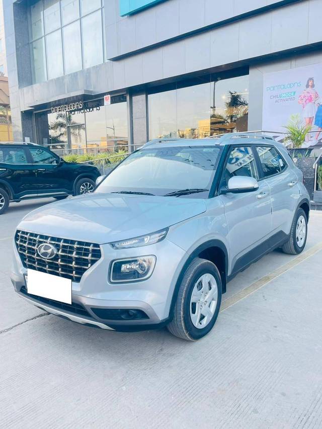 https://images10.gaadi.com/usedcar_image/4350407/original/processed_d0197925a0b91b73a05ce2b8d32a2310.jpg?imwidth=6400