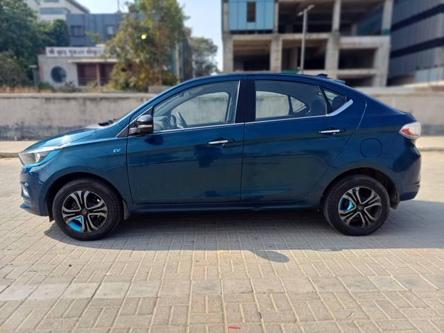 https://images10.gaadi.com/usedcar_image/4350462/original/processed_985b6efd1637c0e65a67e0f111fe1920.jpg?imwidth=6401