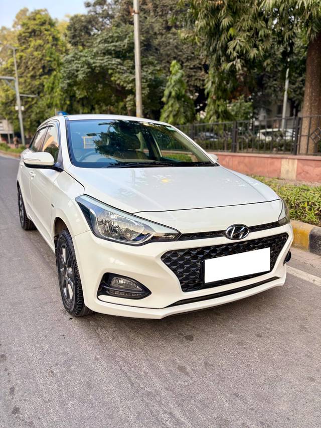 https://images10.gaadi.com/usedcar_image/4350473/original/processed_8b813da395b4dcbfbd5383501b8e59b4.jpeg?imwidth=6400