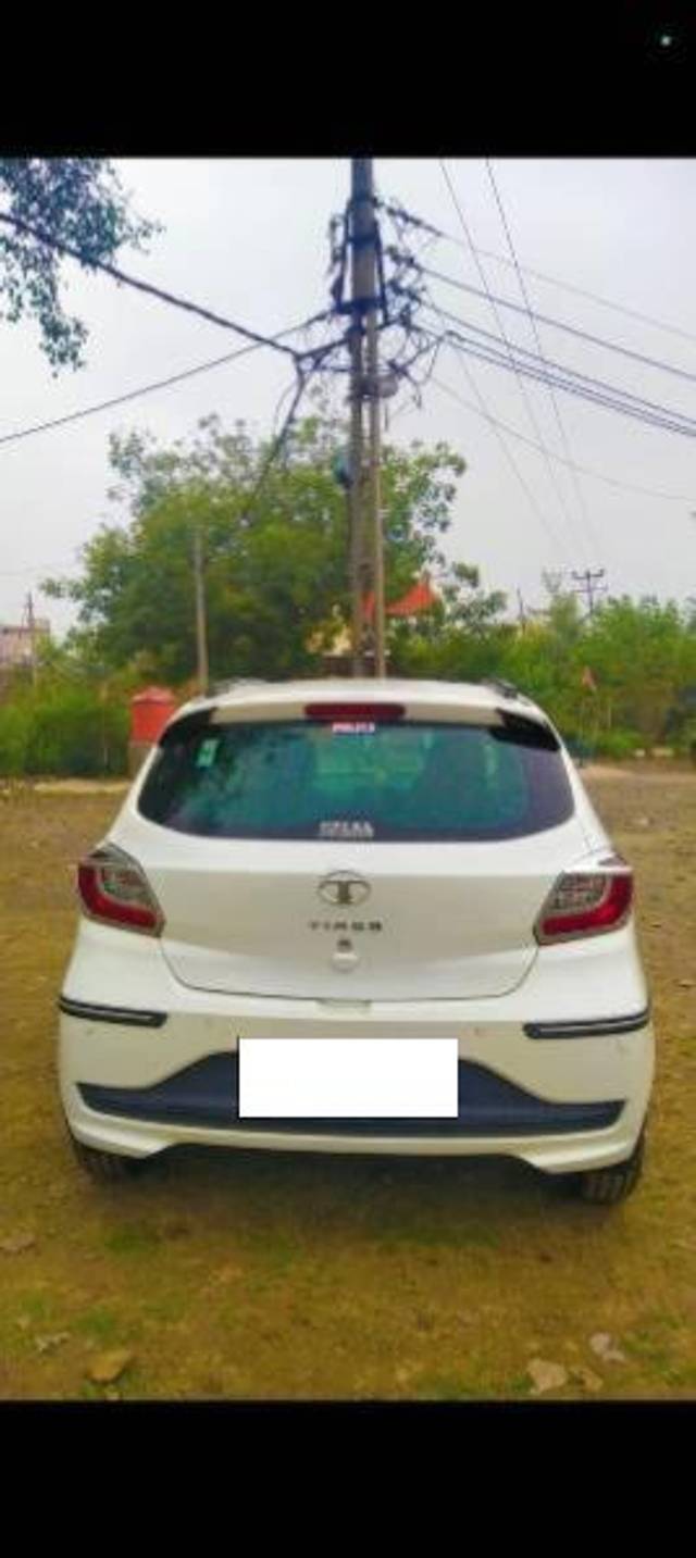 https://images10.gaadi.com/usedcar_image/4350693/original/processed_3937e0c4-56e5-444e-9af7-bf982214552d.jpg?imwidth=6400