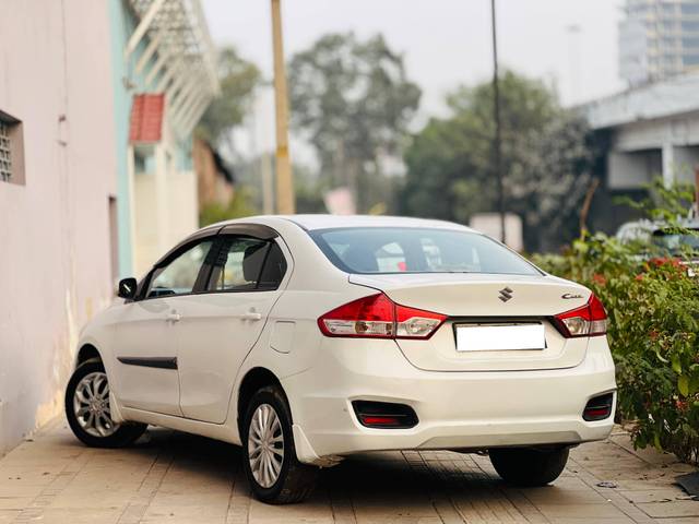 https://images10.gaadi.com/usedcar_image/4350707/original/processed_ce859bbcea3cb86b8b2ca7a9de936278.jpg?imwidth=6401