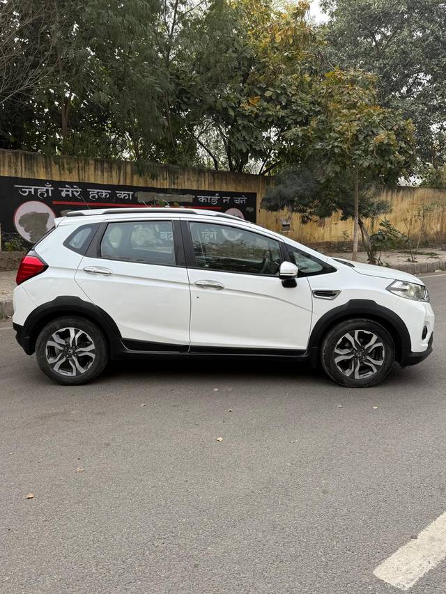 https://images10.gaadi.com/usedcar_image/4350911/original/processed_d5d0ef2c07599e4f409468f99778a285.jpg?imwidth=6401